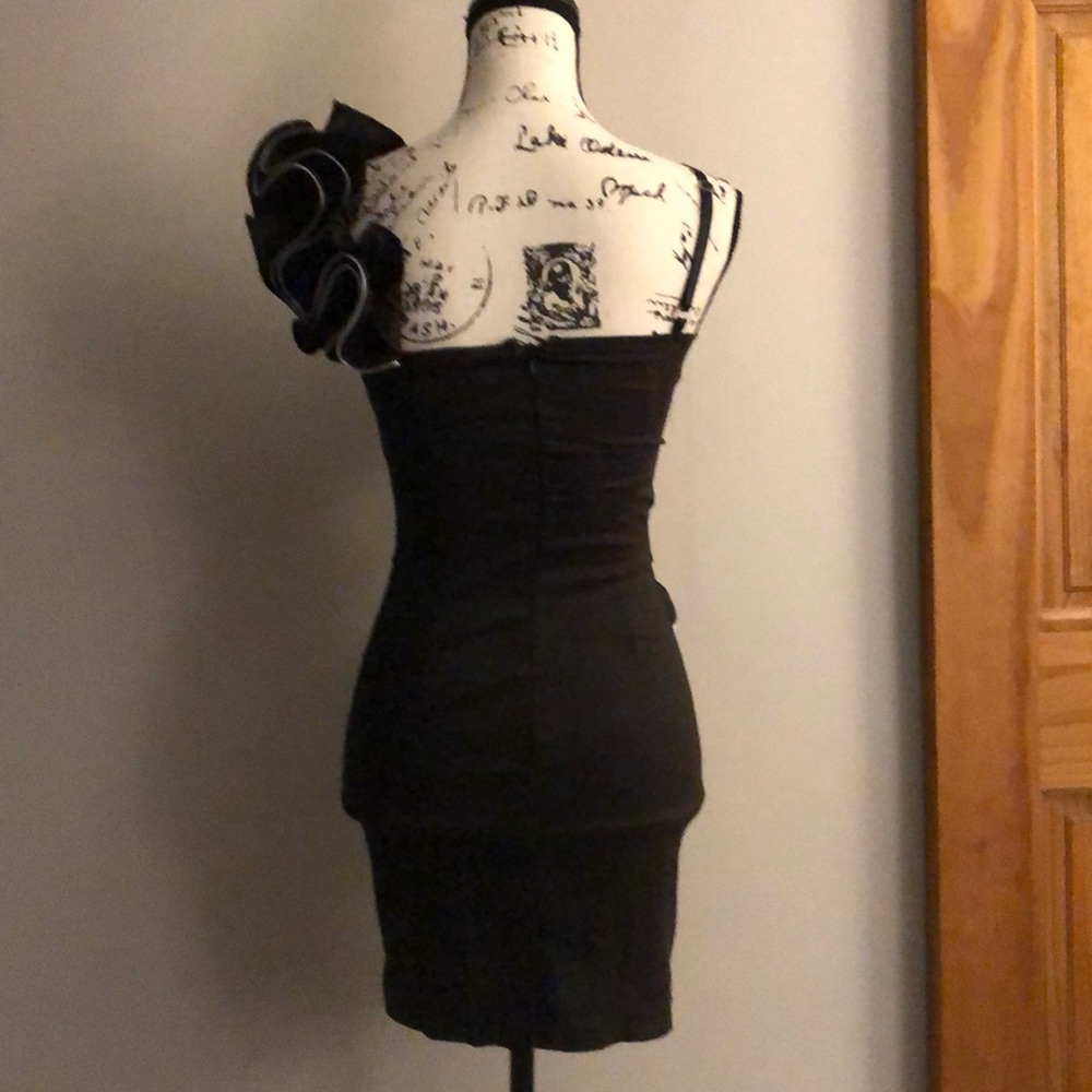 Moa Bodycon Zipper Ruffle One Shoulder Dress - Picture 5 of 8